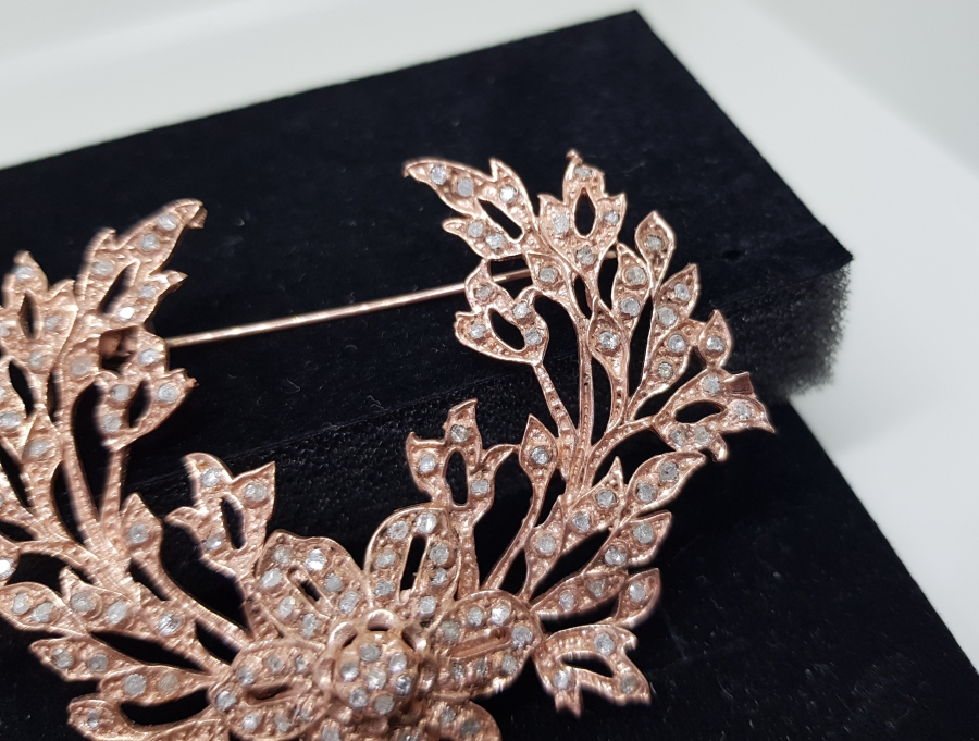 SALTANAT ÇELENGİ FORMUNDA YAPILMIŞ ELMAS TAŞLI BROŞ