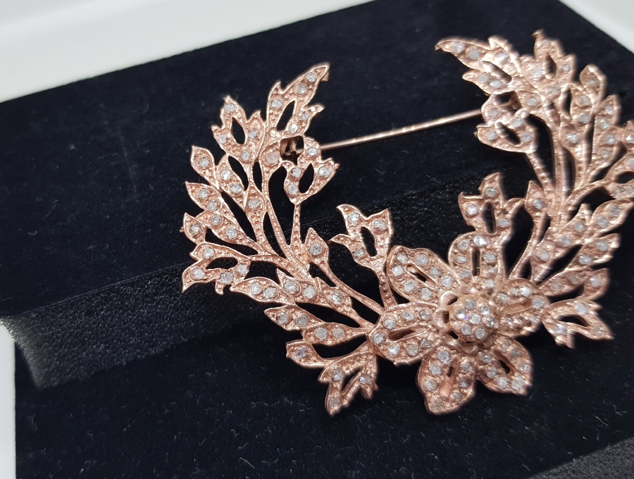 SALTANAT ÇELENGİ FORMUNDA YAPILMIŞ ELMAS TAŞLI BROŞ