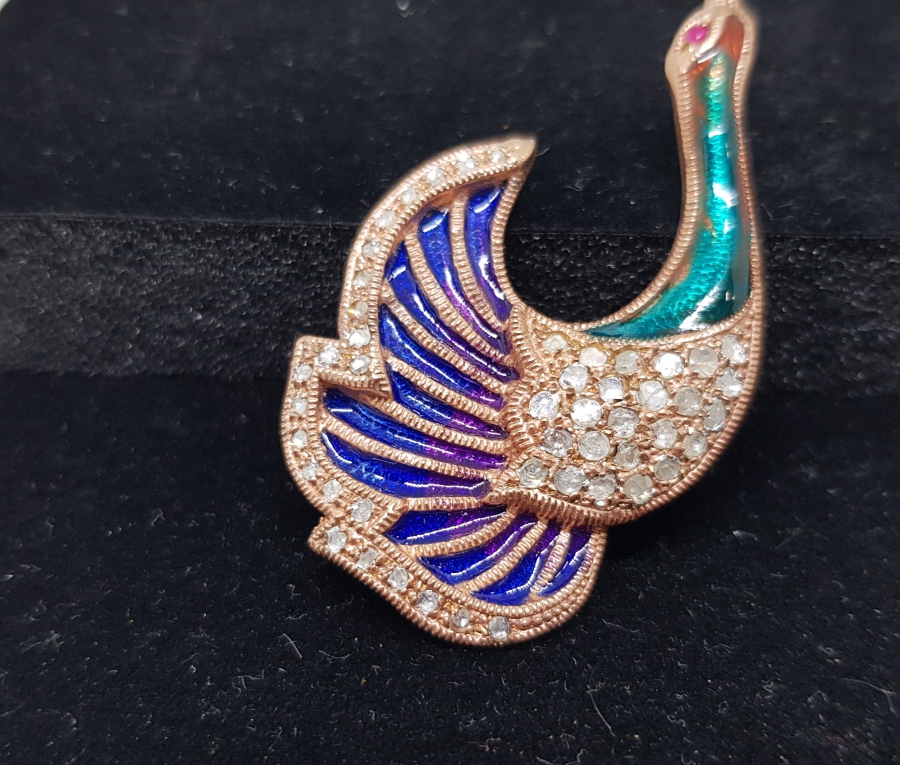 MİNE İŞÇİLİKLİ TAVUSKUŞU FORMUNDA YAPILMIŞ ELMAS BROŞ