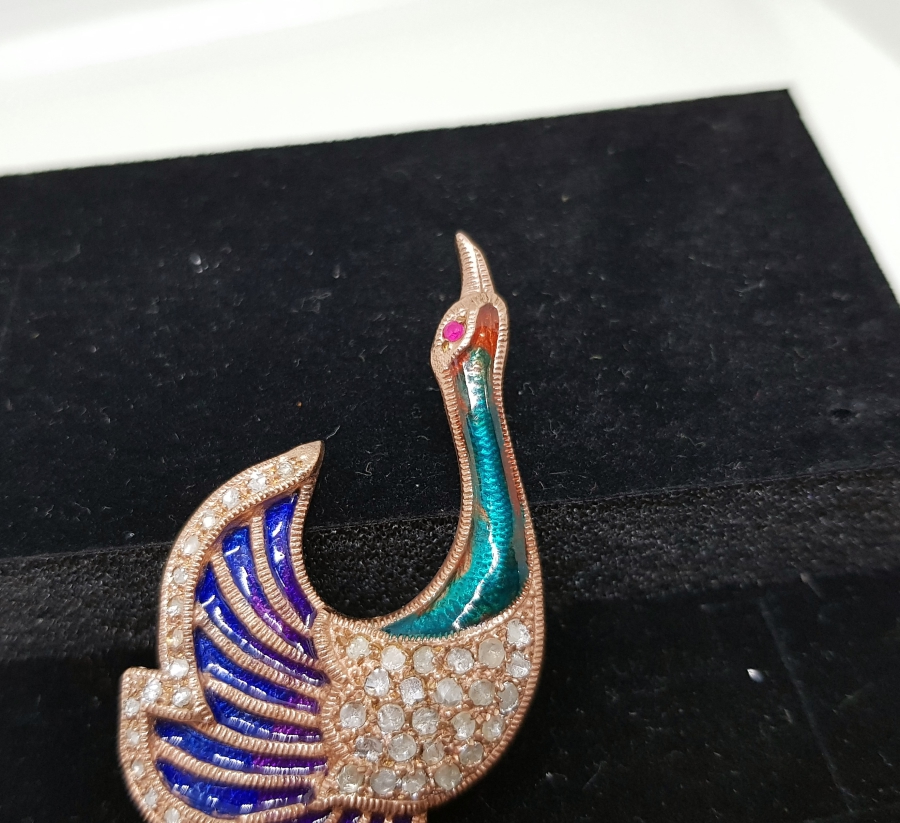 MİNE İŞÇİLİKLİ TAVUSKUŞU FORMUNDA YAPILMIŞ ELMAS BROŞ