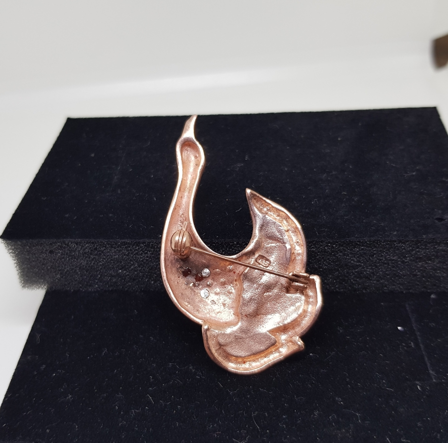 MİNE İŞÇİLİKLİ TAVUSKUŞU FORMUNDA YAPILMIŞ ELMAS BROŞ