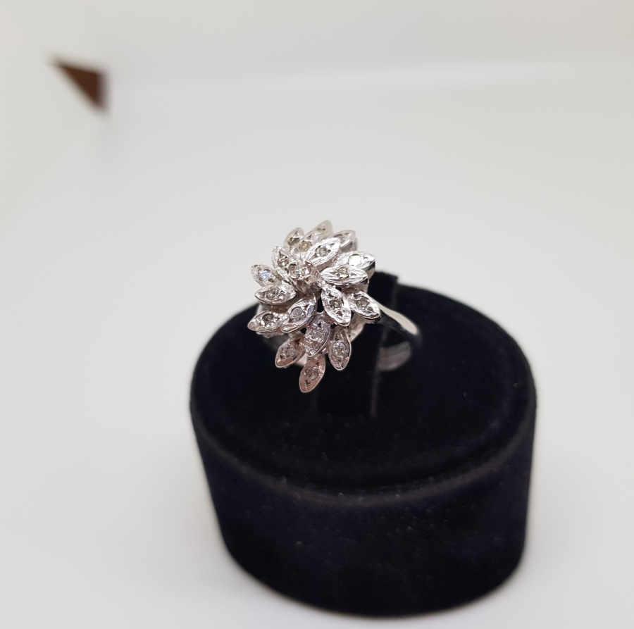 YAPRAKLI MEKİK MODELİ PIRLANTA TAŞLI YÜZÜK