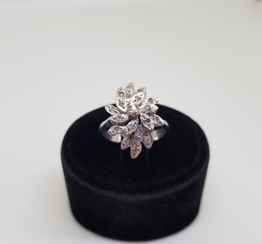 YAPRAKLI MEKİK MODELİ PIRLANTA TAŞLI YÜZÜK