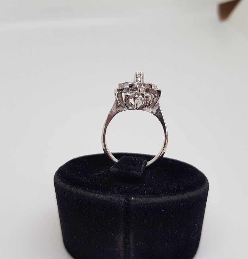 YAPRAKLI MEKİK MODELİ PIRLANTA TAŞLI YÜZÜK