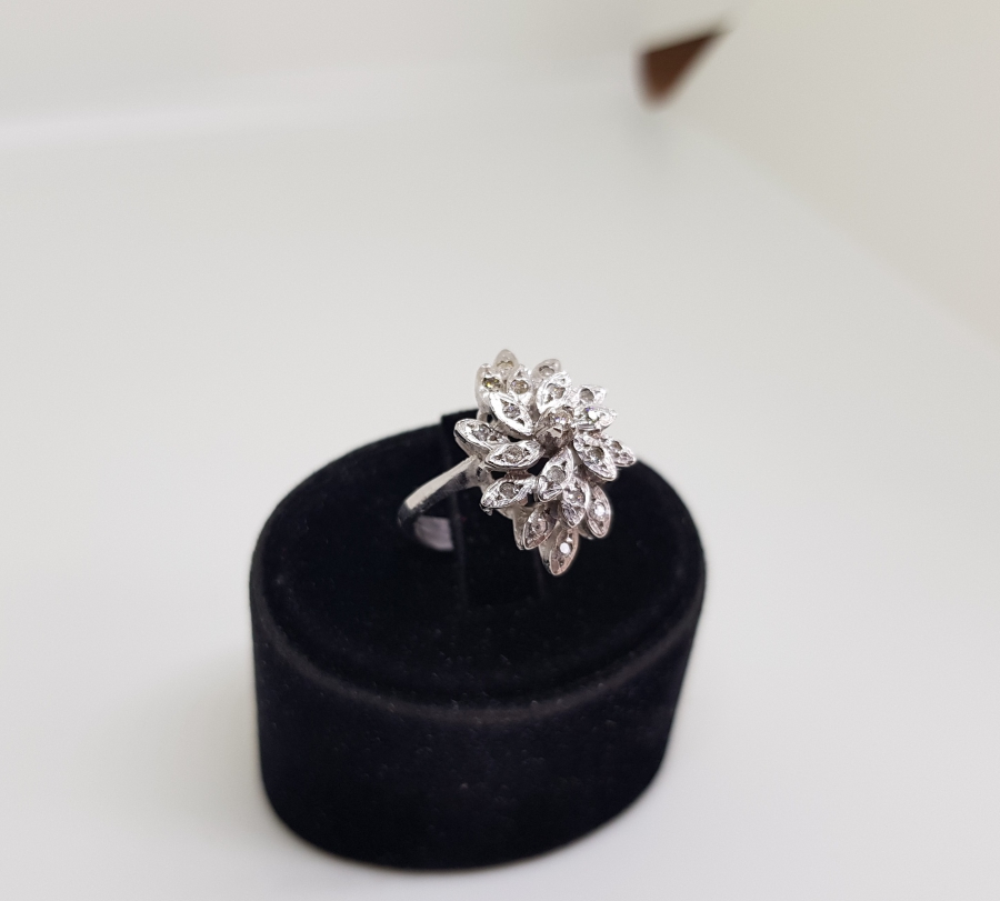 YAPRAKLI MEKİK MODELİ PIRLANTA TAŞLI YÜZÜK