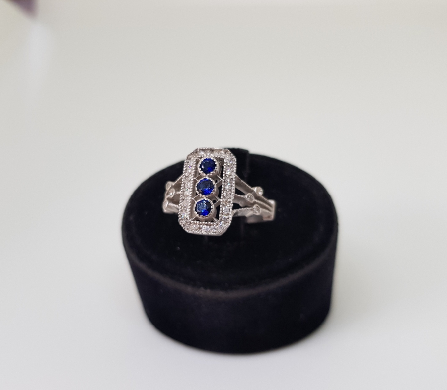 SAFİR VE PIRLANTA TAŞLI BAGET MODELLİ YÜZÜK