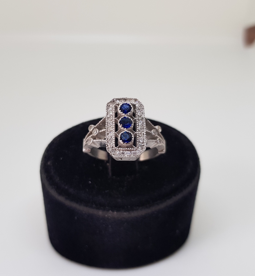 SAFİR VE PIRLANTA TAŞLI BAGET MODELLİ YÜZÜK