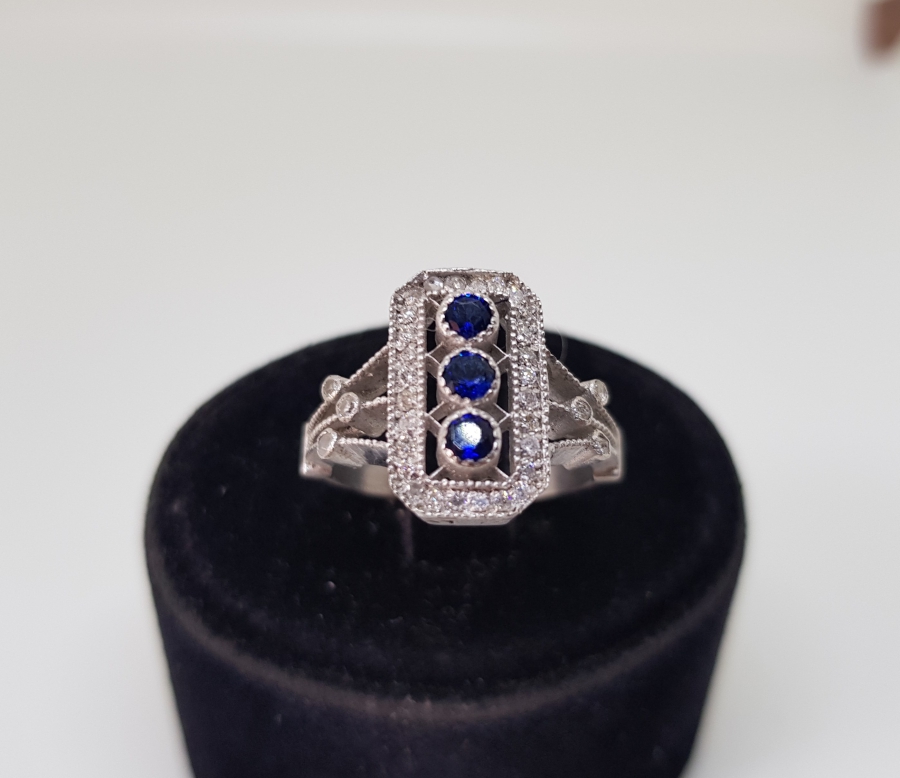 SAFİR VE PIRLANTA TAŞLI BAGET MODELLİ YÜZÜK