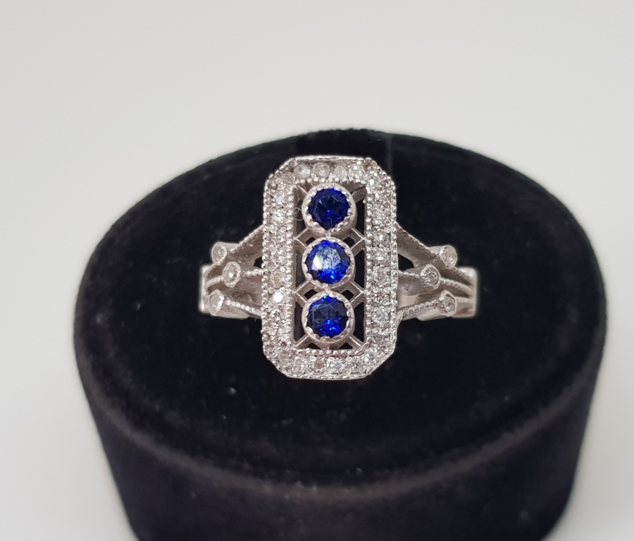 SAFİR VE PIRLANTA TAŞLI BAGET MODELLİ YÜZÜK