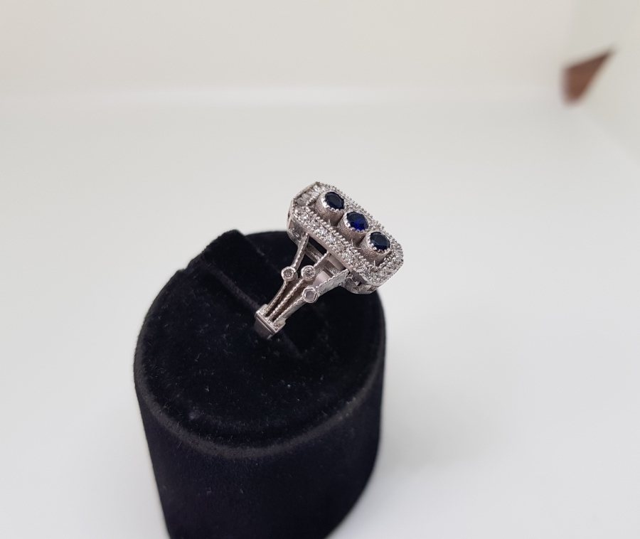 SAFİR VE PIRLANTA TAŞLI BAGET MODELLİ YÜZÜK