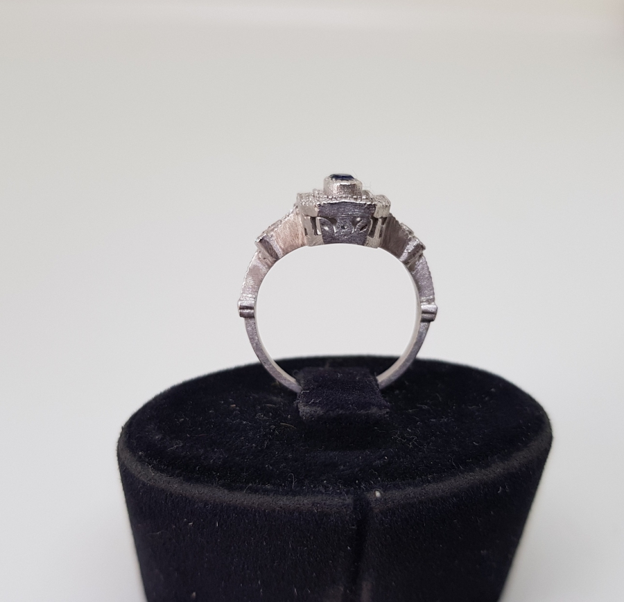 SAFİR VE PIRLANTA TAŞLI BAGET MODELLİ YÜZÜK