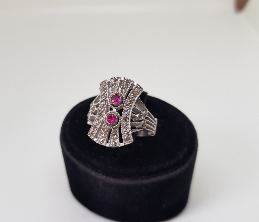 SAFİR VE PIRLANTA TAŞLI EĞRİ BAGET MODELİ YÜZÜK