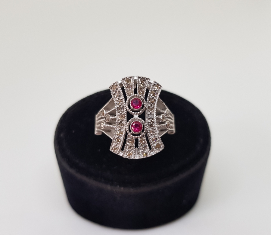 SAFİR VE PIRLANTA TAŞLI EĞRİ BAGET MODELİ YÜZÜK