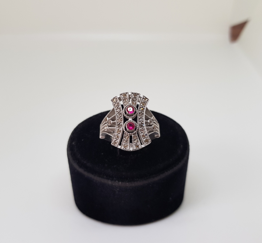 SAFİR VE PIRLANTA TAŞLI EĞRİ BAGET MODELİ YÜZÜK