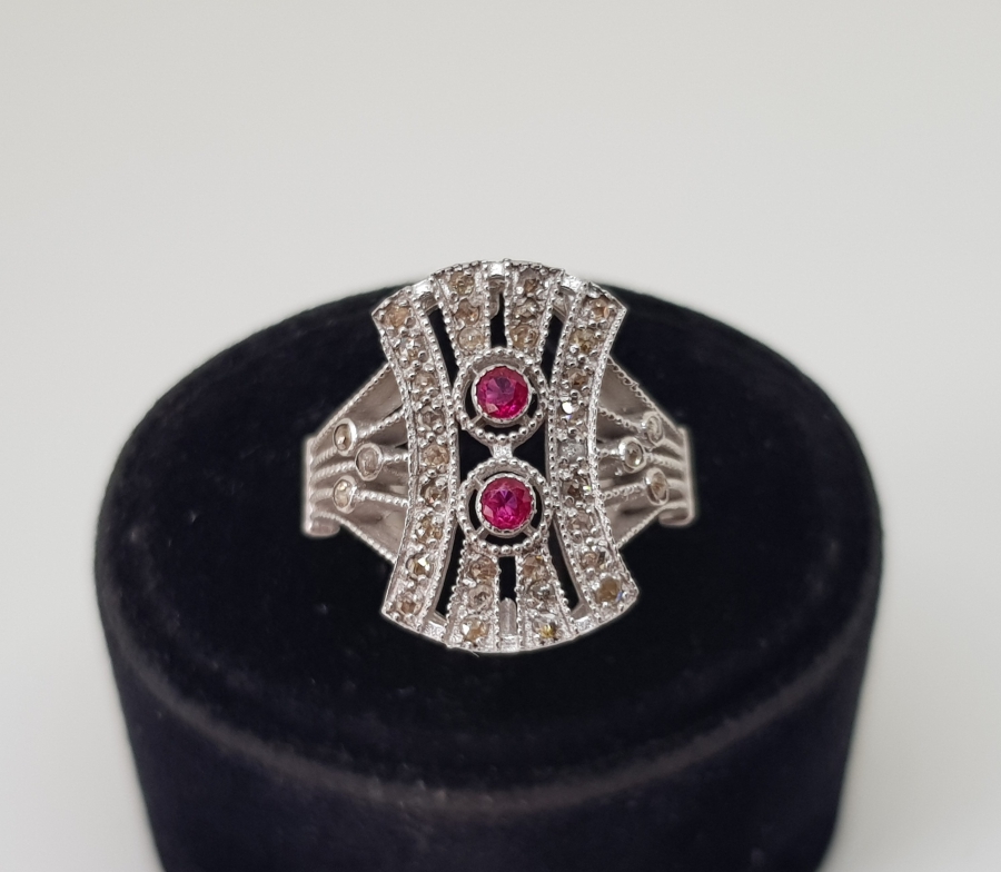 SAFİR VE PIRLANTA TAŞLI EĞRİ BAGET MODELİ YÜZÜK