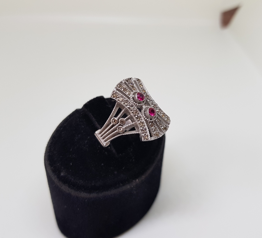 SAFİR VE PIRLANTA TAŞLI EĞRİ BAGET MODELİ YÜZÜK