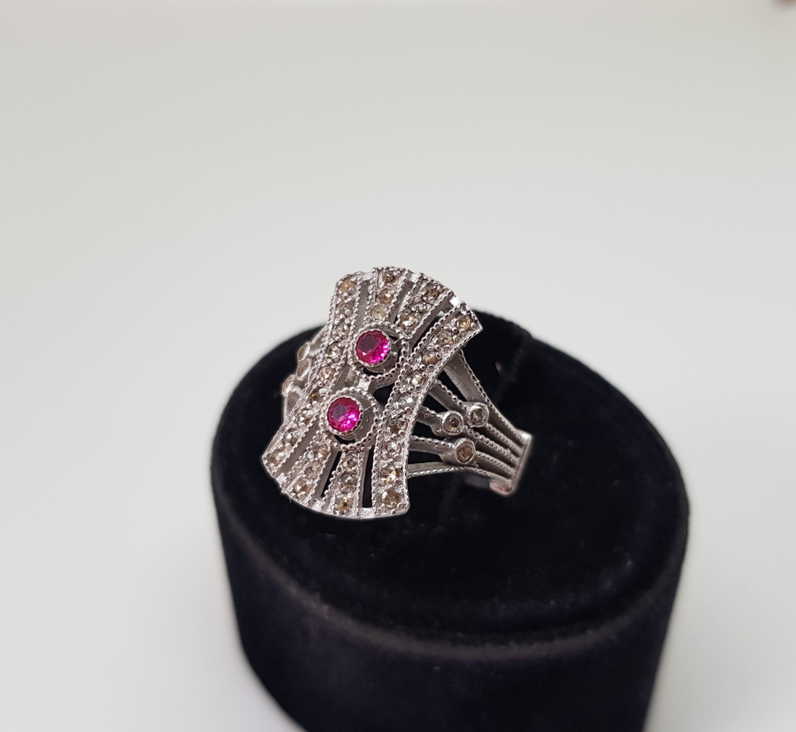 SAFİR VE PIRLANTA TAŞLI EĞRİ BAGET MODELİ YÜZÜK