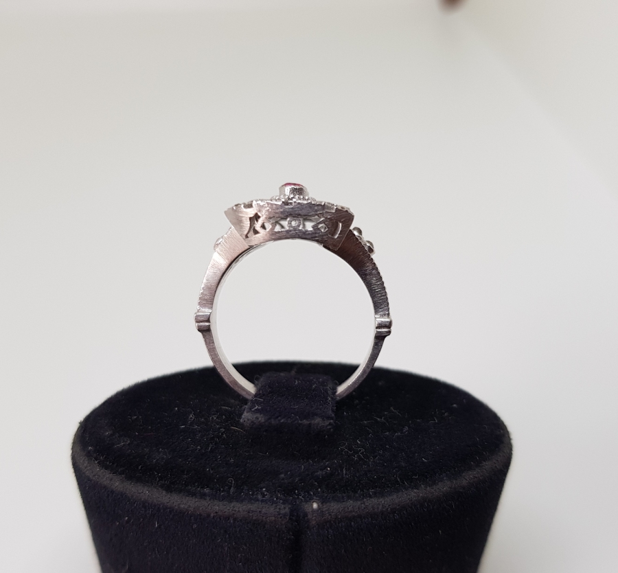 SAFİR VE PIRLANTA TAŞLI EĞRİ BAGET MODELİ YÜZÜK