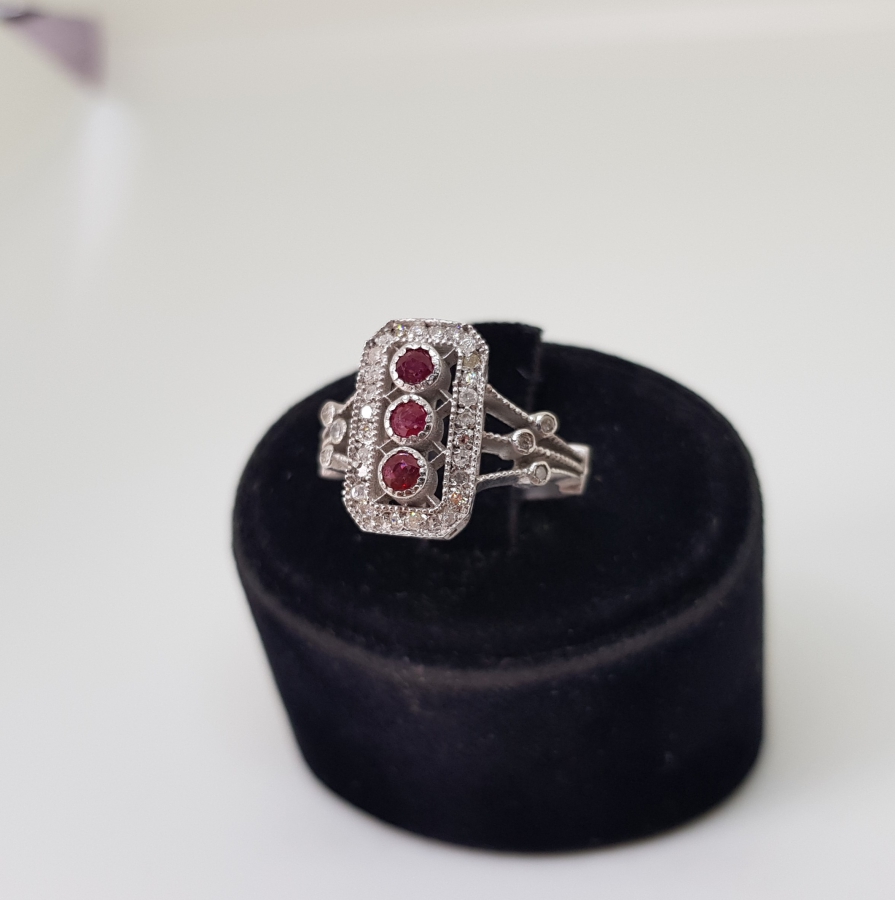 YAKUT VE PIRLANTA TAŞLI BAGET MODELİ YÜZÜK