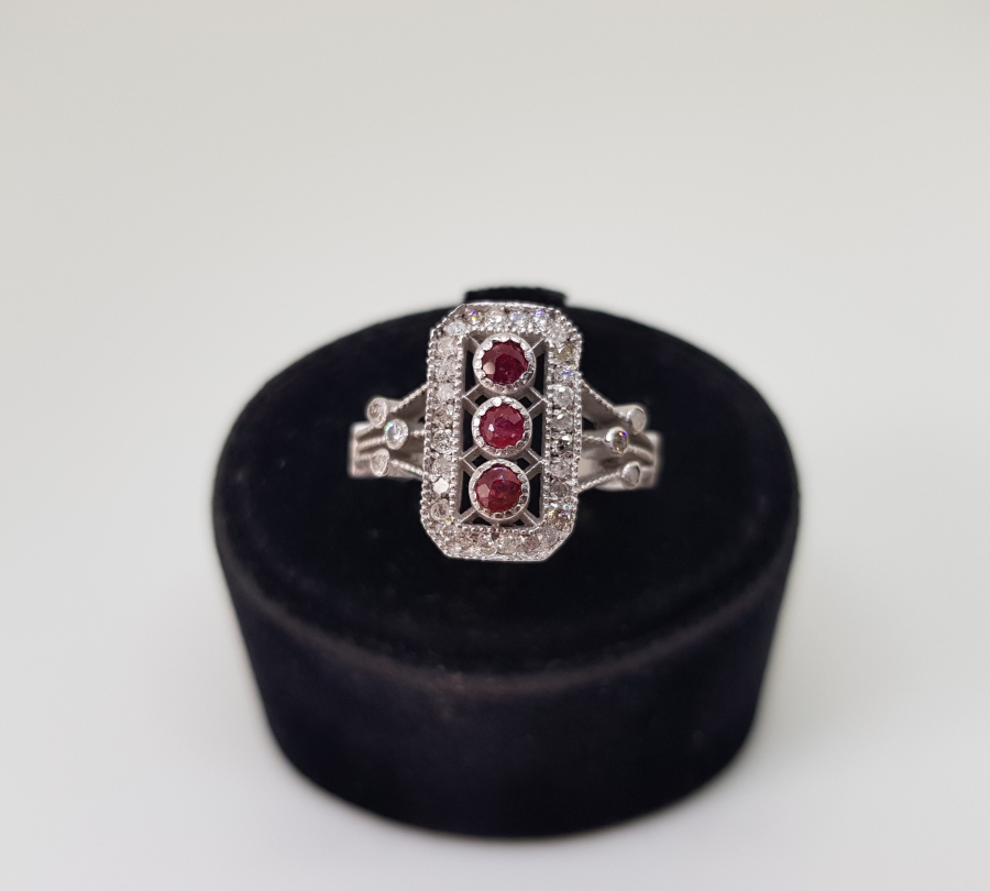 YAKUT VE PIRLANTA TAŞLI BAGET MODELİ YÜZÜK