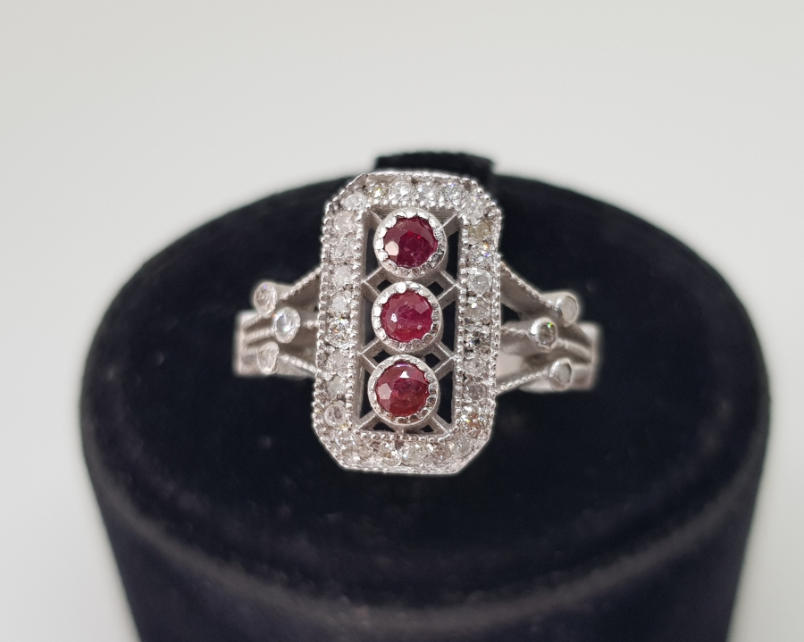 YAKUT VE PIRLANTA TAŞLI BAGET MODELİ YÜZÜK