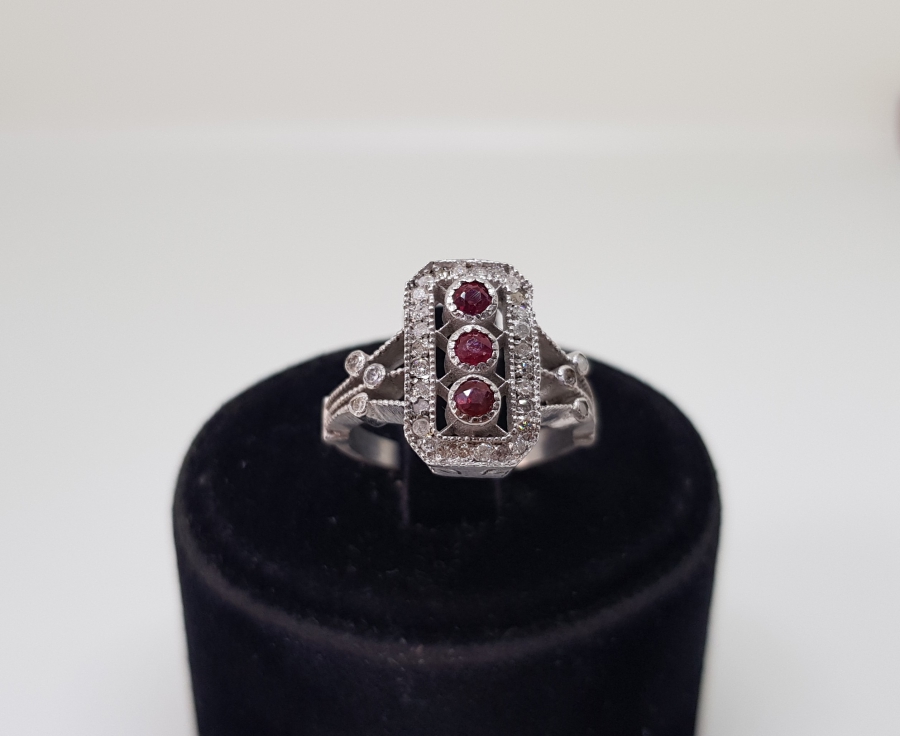 YAKUT VE PIRLANTA TAŞLI BAGET MODELİ YÜZÜK