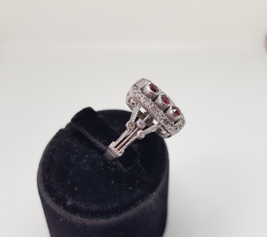 YAKUT VE PIRLANTA TAŞLI BAGET MODELİ YÜZÜK