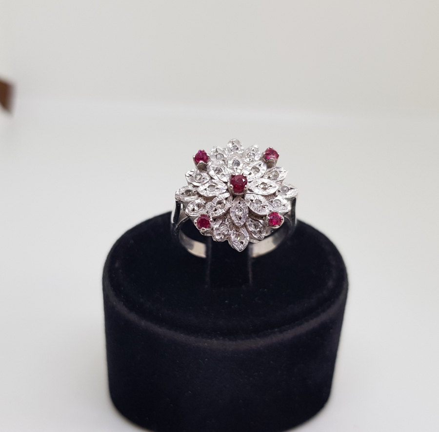 YAKUT TAŞLARLA SÜSLÜ GÜNEŞ MODELİ PIRLANTA YÜZÜK