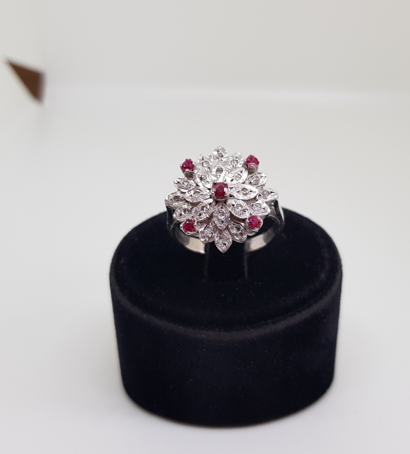 YAKUT TAŞLARLA SÜSLÜ GÜNEŞ MODELİ PIRLANTA YÜZÜK