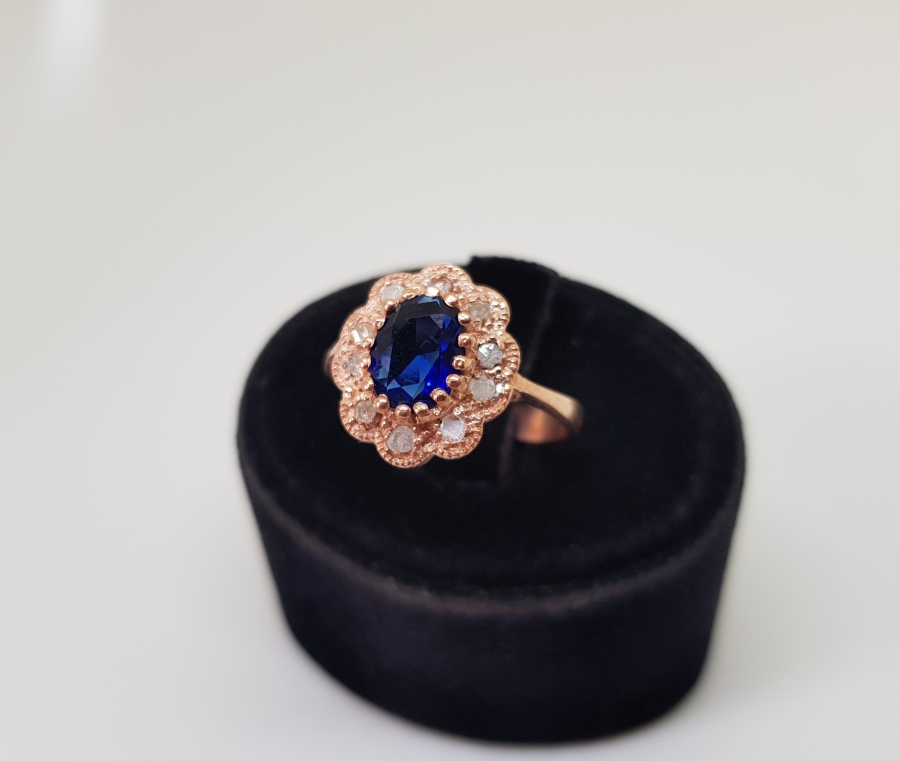 PIRLANTA VE SAFİR TAŞLI PAPATYA MODEL YÜZÜK