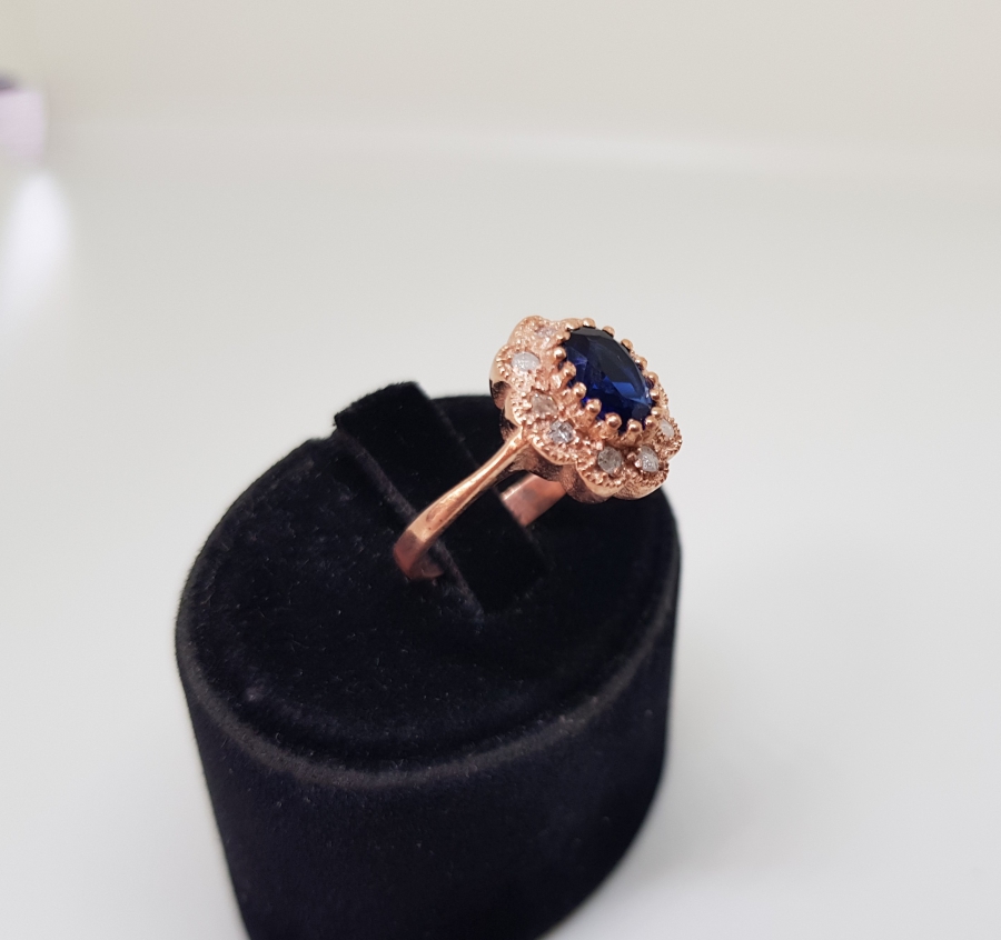 PIRLANTA VE SAFİR TAŞLI PAPATYA MODEL YÜZÜK