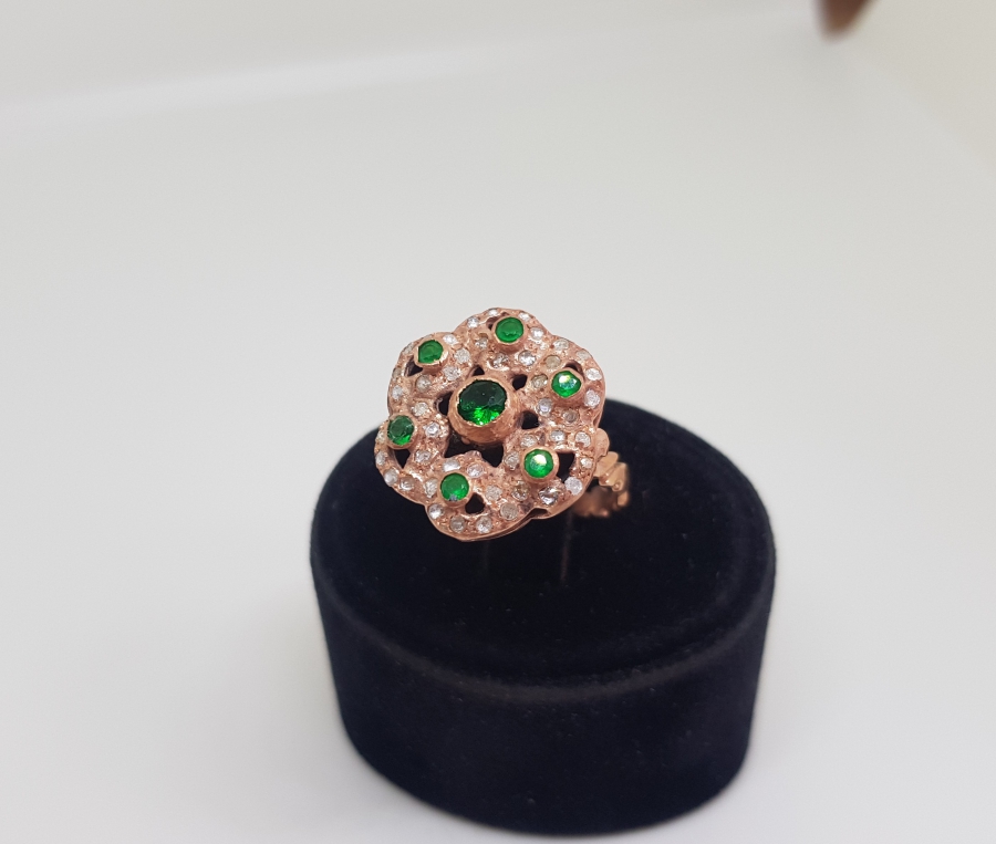 ELMAS VE ZÜMRÜT TAŞLARLA SÜSLÜ ŞIMARIK MODEL YÜZÜK