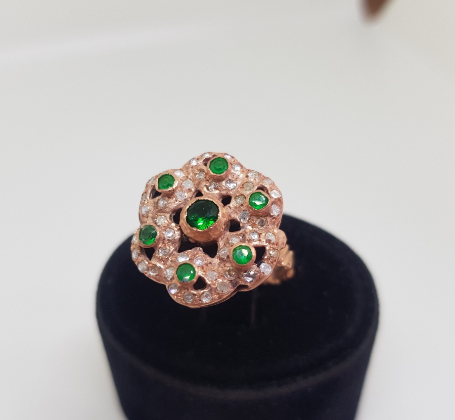 ELMAS VE ZÜMRÜT TAŞLARLA SÜSLÜ ŞIMARIK MODEL YÜZÜK