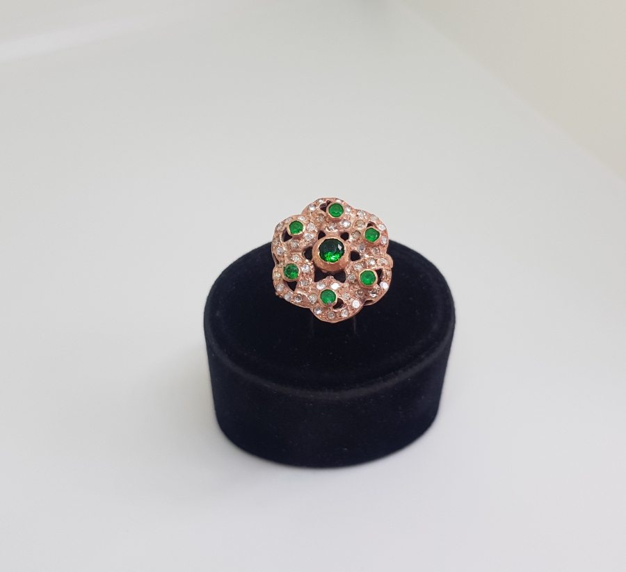 ELMAS VE ZÜMRÜT TAŞLARLA SÜSLÜ ŞIMARIK MODEL YÜZÜK