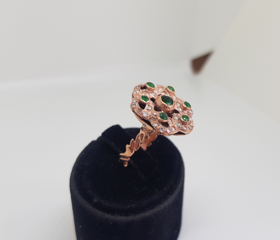 ELMAS VE ZÜMRÜT TAŞLARLA SÜSLÜ ŞIMARIK MODEL YÜZÜK