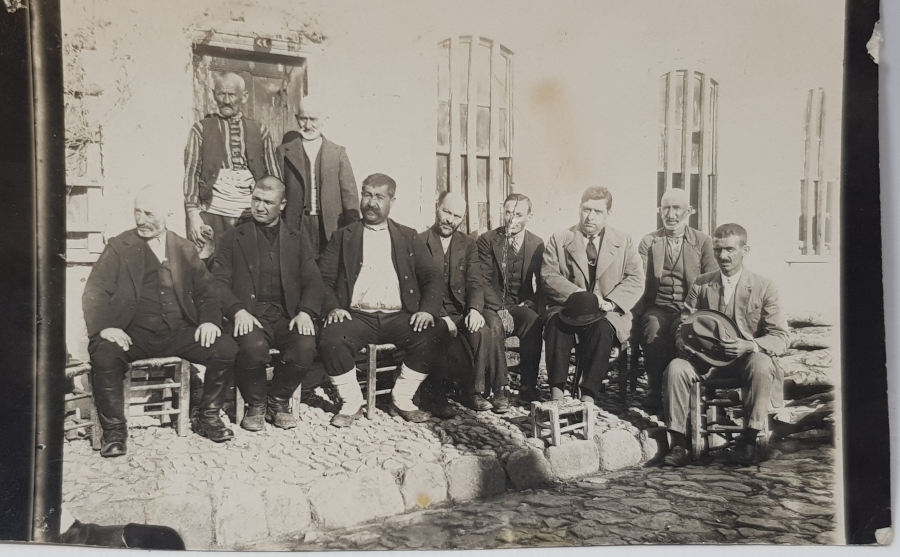 CUMHURİYET İLK DÖNEM BALIKESİR EDREMİT'TE KAHVEDE OTURANLAR ORJİNAL FOTOĞRAF