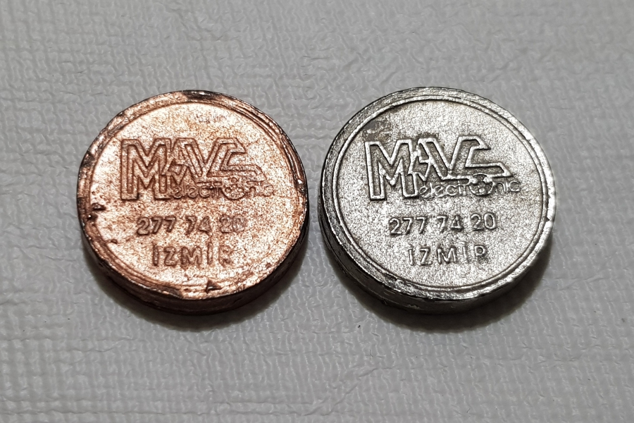 İKİ FARKLI TİPTE FUTBOL MAÇI JETONU