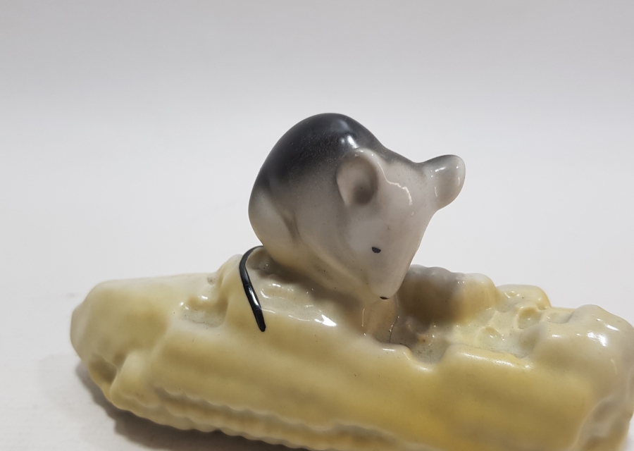 MISIR YİYEN FARE TEMALI ANTİKA PORSELEN BİBLO