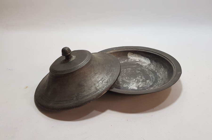 OSMANLI DÖNEMİ OSMANLICA YAZILI VE ÇADIR FORMUNDA REMİZ VE BÖLÜK NUMARASI YAZILI ÇOK NADİR YENİÇERİ BAKIR TABAK