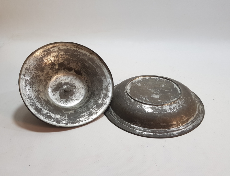 OSMANLI DÖNEMİ OSMANLICA YAZILI VE ÇADIR FORMUNDA REMİZ VE BÖLÜK NUMARASI YAZILI ÇOK NADİR YENİÇERİ BAKIR TABAK