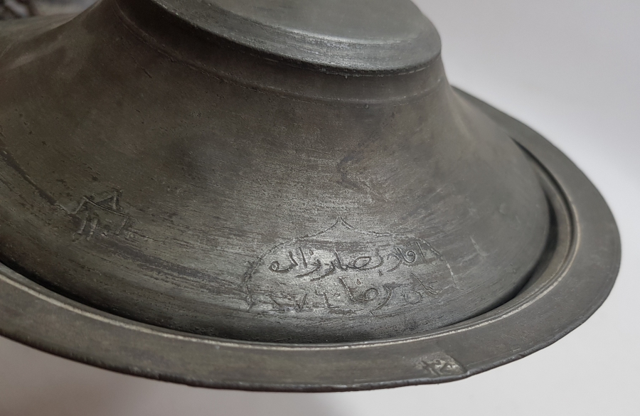 OSMANLI DÖNEMİ OSMANLICA YAZILI VE ÇADIR FORMUNDA REMİZ VE BÖLÜK NUMARASI YAZILI ÇOK NADİR YENİÇERİ BAKIR TABAK