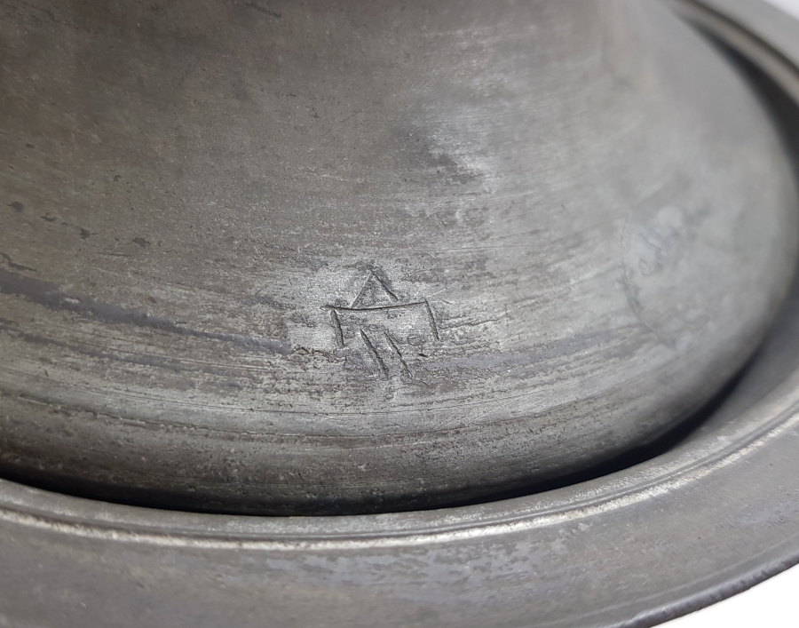 OSMANLI DÖNEMİ OSMANLICA YAZILI VE ÇADIR FORMUNDA REMİZ VE BÖLÜK NUMARASI YAZILI ÇOK NADİR YENİÇERİ BAKIR TABAK