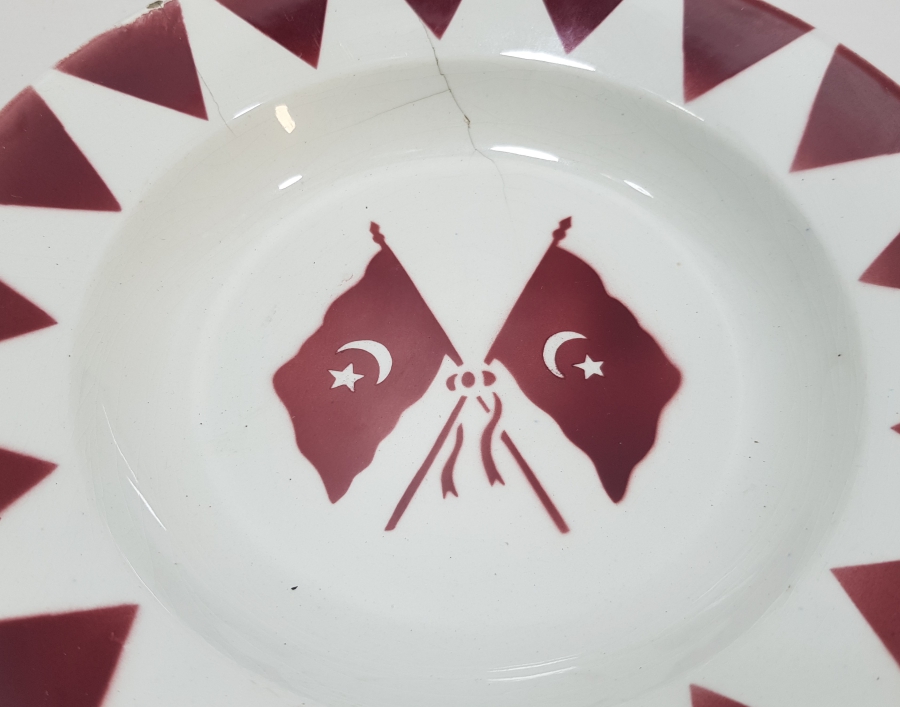 2. MEŞRUTİYET DÖNEMİ AY YILDIZ BAYRAKLARLA SÜSLÜ PORSELEN TABAK