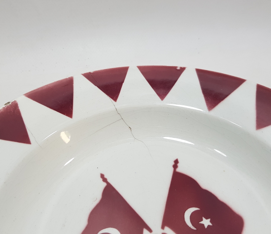 2. MEŞRUTİYET DÖNEMİ AY YILDIZ BAYRAKLARLA SÜSLÜ PORSELEN TABAK