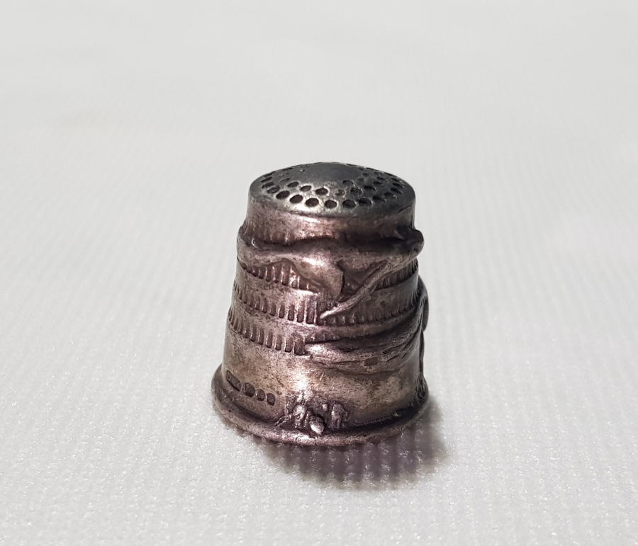 ANTİKA ÜZERİ KABARTMA ÇAKAL FİGÜRLÜ GÜMÜŞ TERZİ YÜKSÜĞÜ