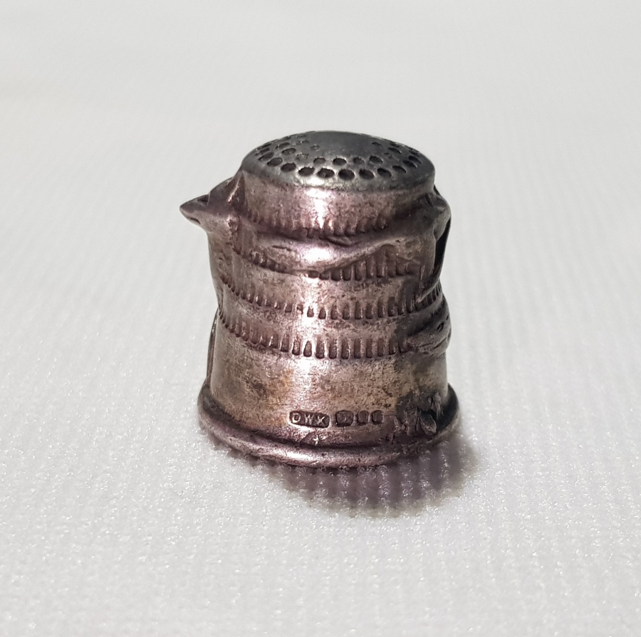 ANTİKA ÜZERİ KABARTMA ÇAKAL FİGÜRLÜ GÜMÜŞ TERZİ YÜKSÜĞÜ