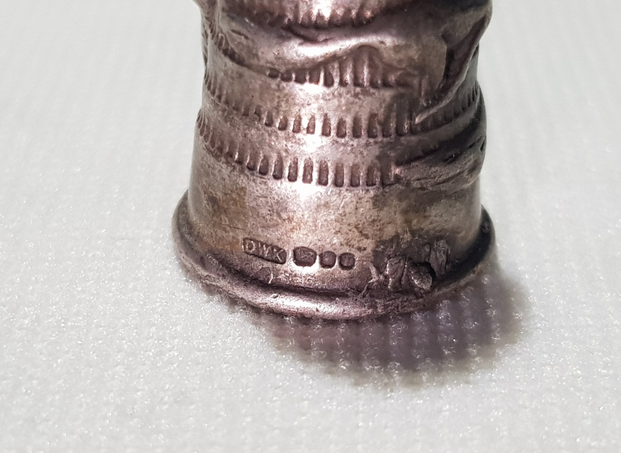 ANTİKA ÜZERİ KABARTMA ÇAKAL FİGÜRLÜ GÜMÜŞ TERZİ YÜKSÜĞÜ