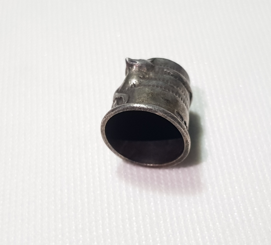 ANTİKA ÜZERİ KABARTMA ÇAKAL FİGÜRLÜ GÜMÜŞ TERZİ YÜKSÜĞÜ