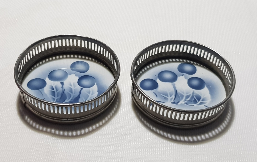 BİR ÇİFT ANTİKA PORSELEN BARDAK ALTLIĞI