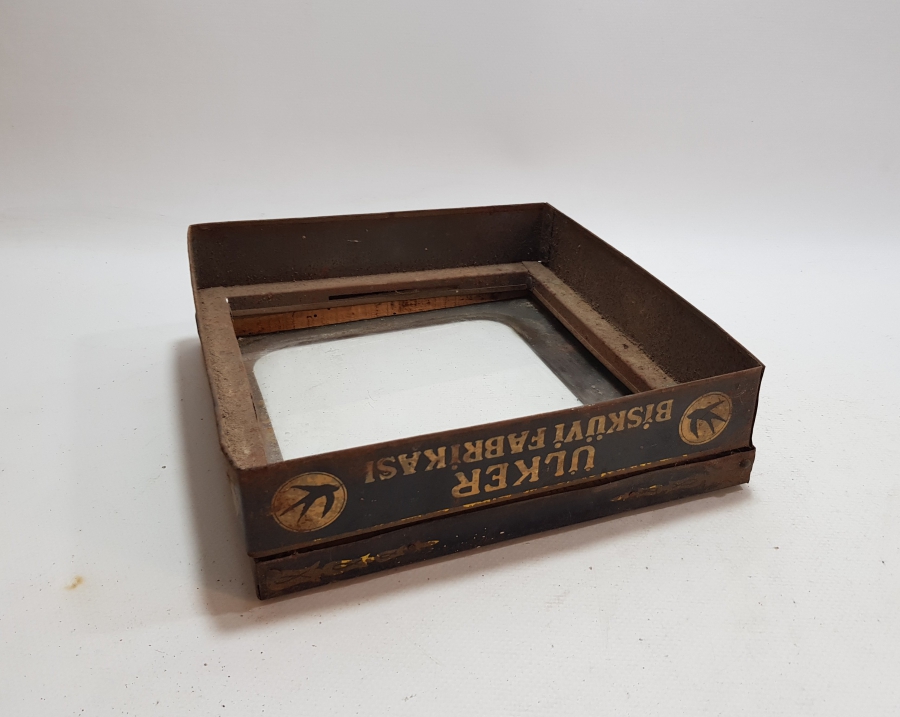 ESKİ BAKKALİYE: ÜLKER BİSKÜVİLERİ KUTUSU KAPAĞI